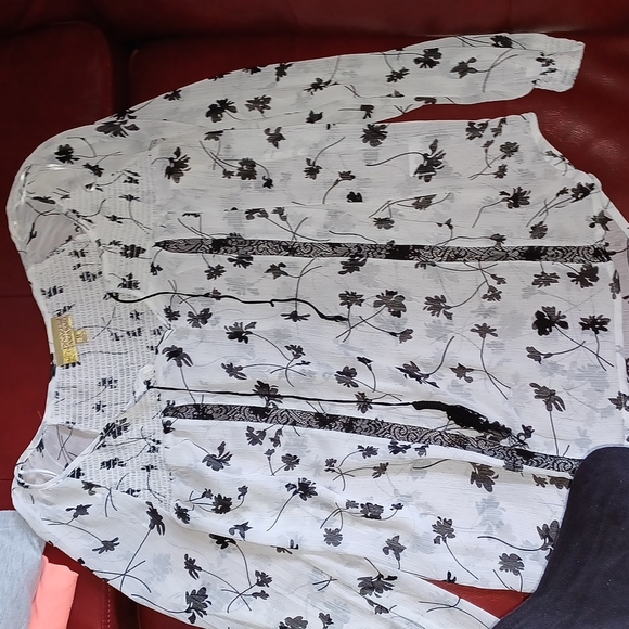 princess vera wang Tops - Princess Vera Wang floral tunic, white & black, M